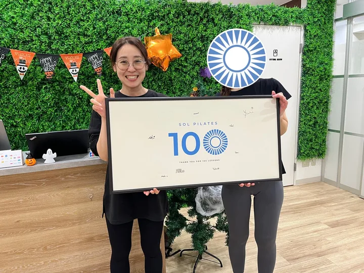 100回達成の記念写真（2026年10月）