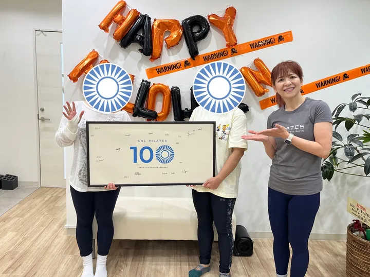 100回達成の記念写真（2026年10月）