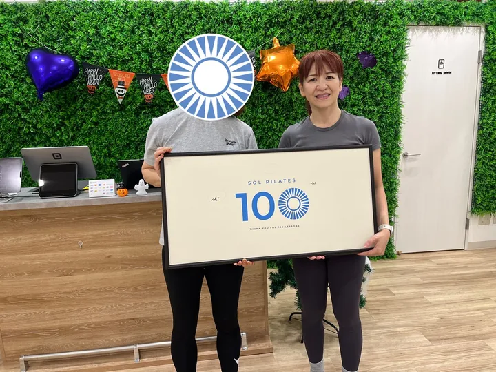 100回達成の記念写真（2026年10月）