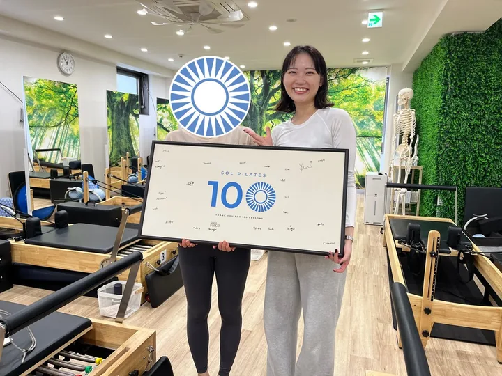 100回達成の記念写真（2026年10月）