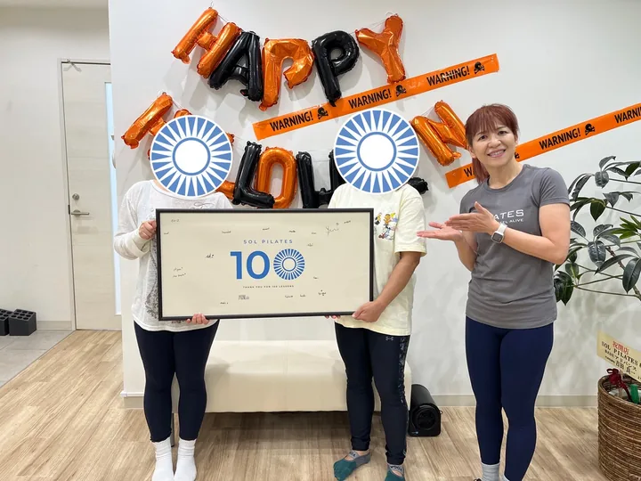 100回達成の記念写真（2026年10月）