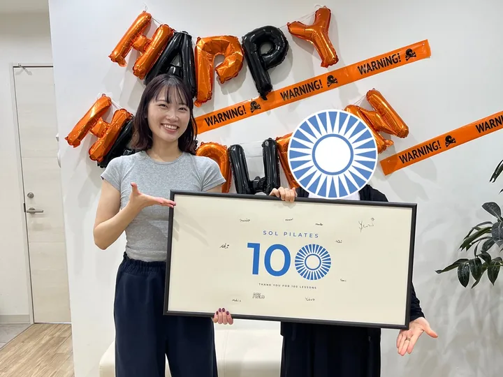 100回達成の記念写真（2026年10月）